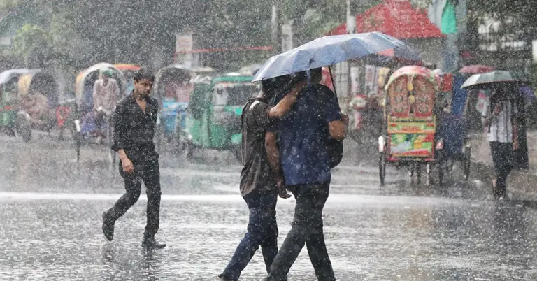 ঝুম বৃষ্টিতে বেকায়দায় পথচারীরা